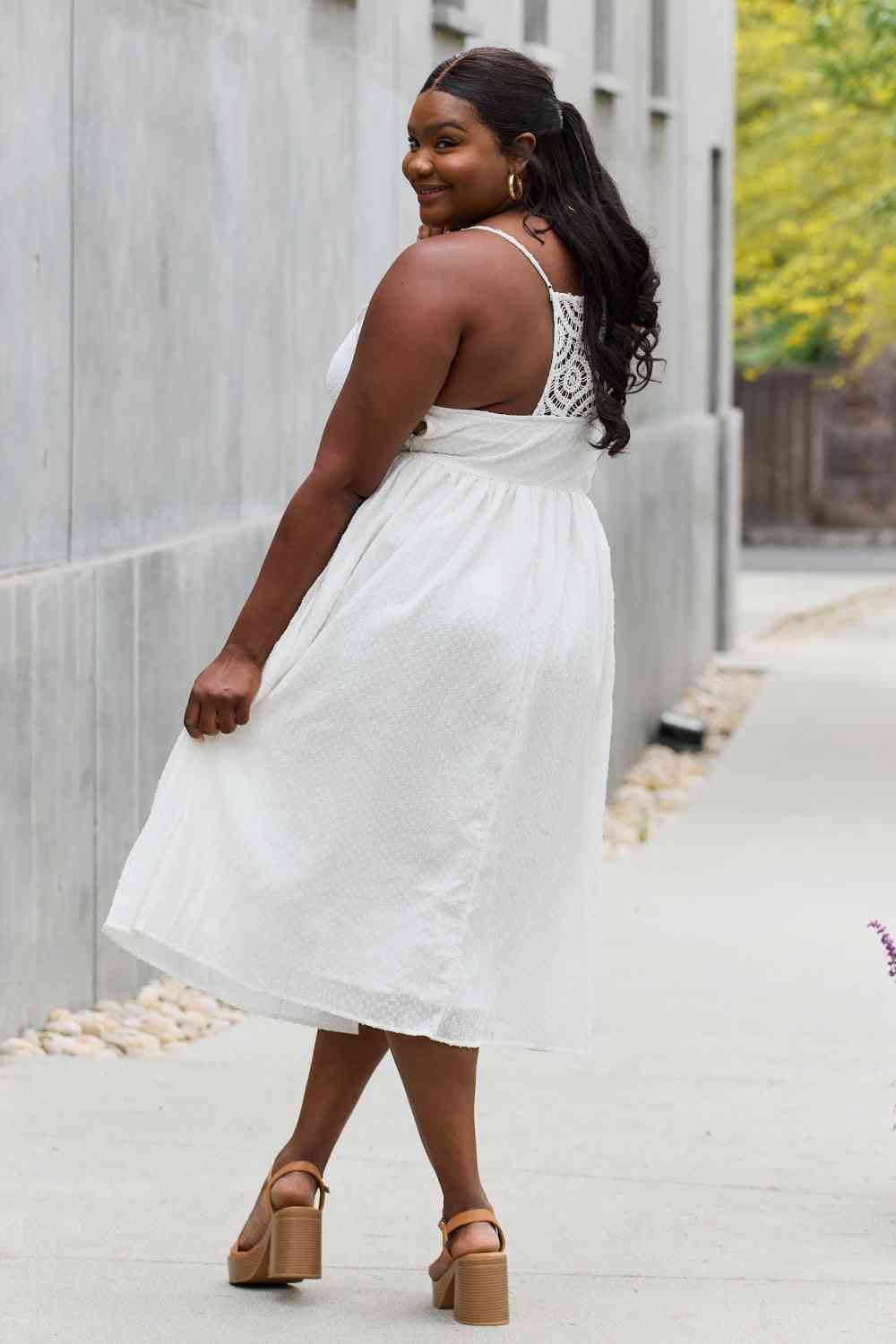 Plus Size Lace Detail Sleeveless Lace Midi Dress