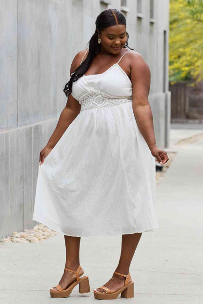 Plus Size Lace Detail Sleeveless Lace Midi Dress