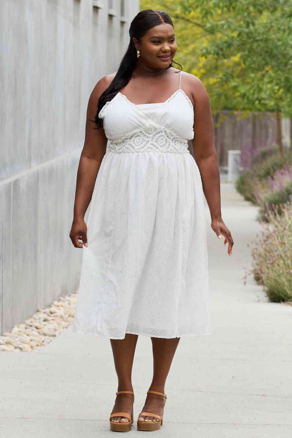 Plus Size Lace Detail Sleeveless Lace Midi Dress